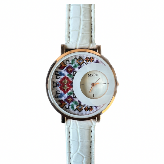 Дамски ръчен часовник с бродерия "Обичай"