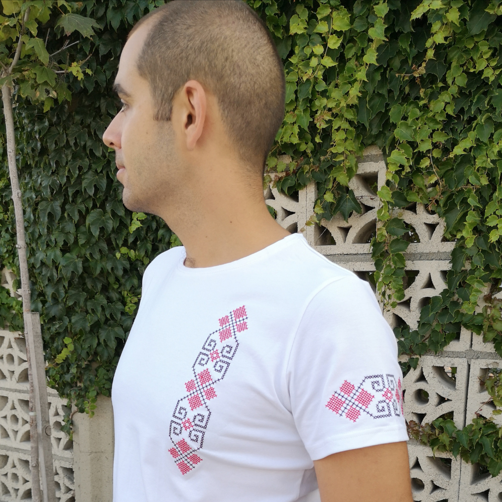 Мъжка Тениска с бродирани шевици "Храброст" - бяла